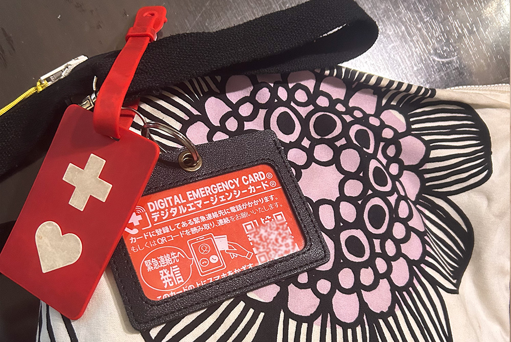 バッグに装着したデジタルエマージェンシーカード Light